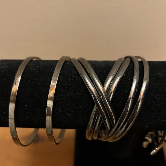 11 Bracelets, 8 charm, 3 metal bangles - Picture 3 of 11
